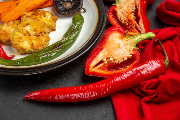 Vista lateral de close-up vegetais assados vegetais pimentões pimentões na toalha de mesa