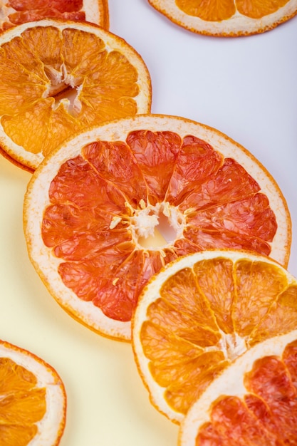 Foto grátis vista lateral de fatias secas de laranja e toranja, dispostas em fundo branco