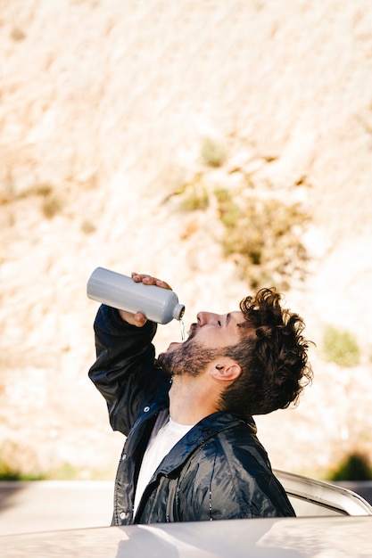 Vista lateral, de, homem, bebendo, água