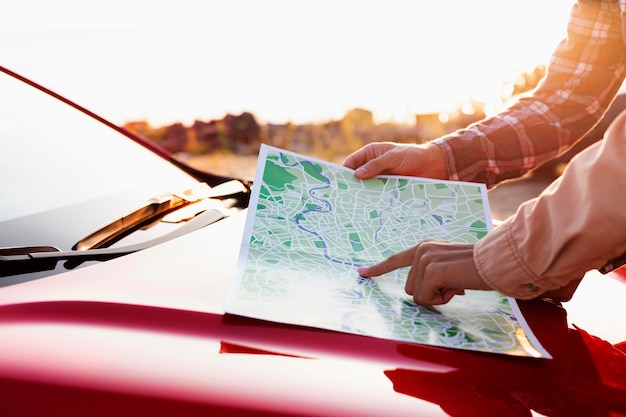 Foto grátis vista lateral de homem e mulher verificando um mapa