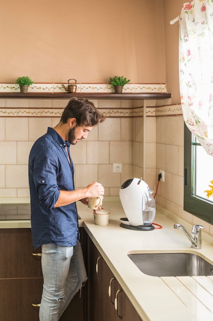 Vista lateral, de, homem, preparar, café, em, cozinha