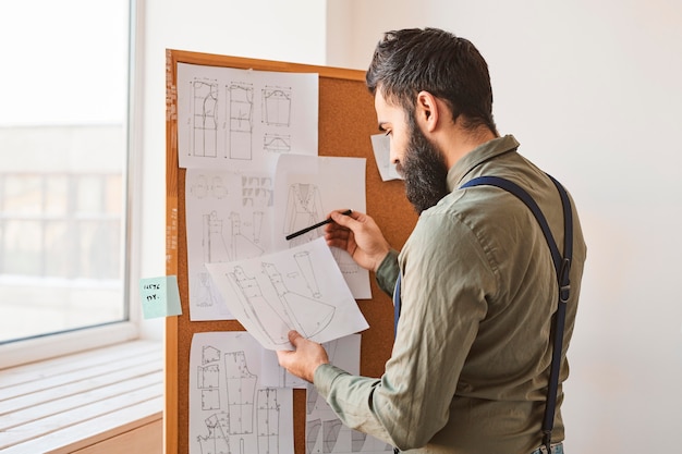 Vista lateral de ideias de consultoria de estilistas masculinos para uma nova linha de roupas