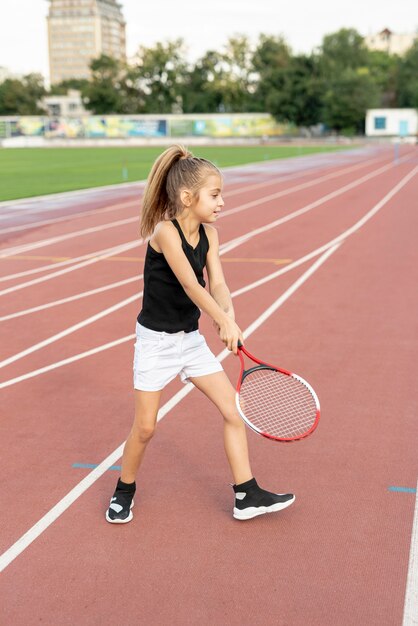 Vista lateral, de, menina, jogando tênis