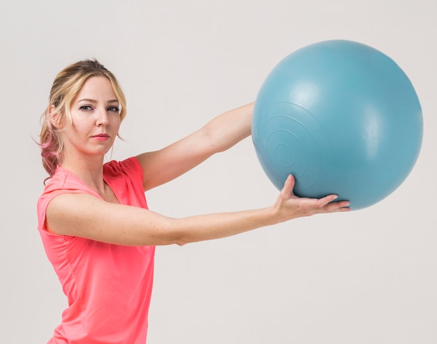 Vista lateral, de, mulher segura bola exercício