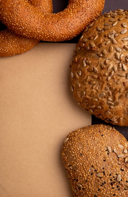 Vista lateral de pães como espiga de pão e sanduíche de pão com espaço de cópia