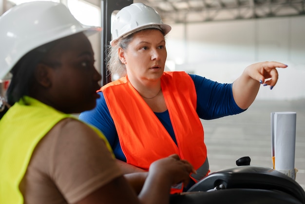 Vista lateral de pessoas de tamanho grande que trabalham na construção