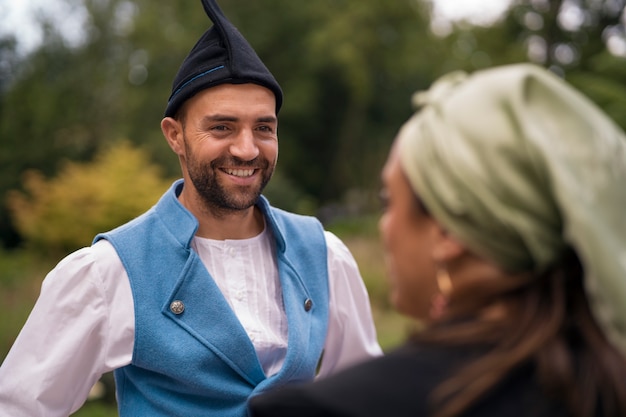 Foto grátis vista lateral de pessoas em roupas tradicionais