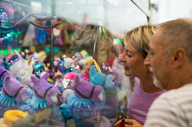 Vista lateral de pessoas olhando para brinquedos