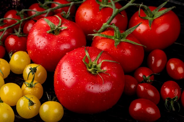 Vista lateral de tomates amarelos e vermelhos