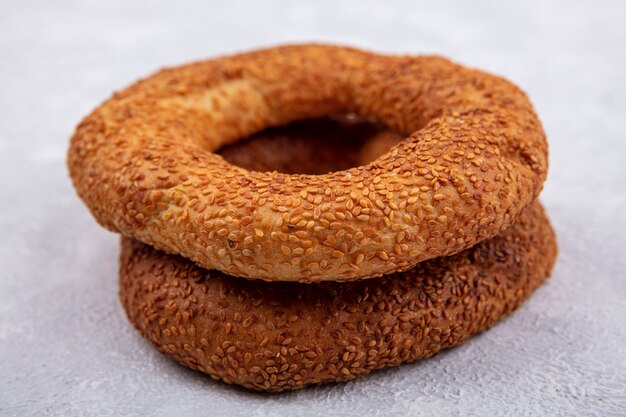 Vista lateral de um delicioso e crocante bagel turco de gergelim em um fundo branco