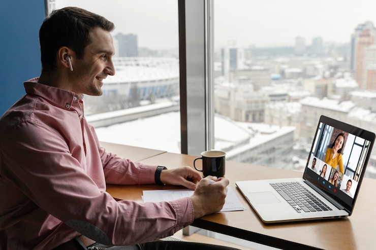 Foto grátis vista lateral de um homem fazendo uma videochamada on-line com colegas de trabalho