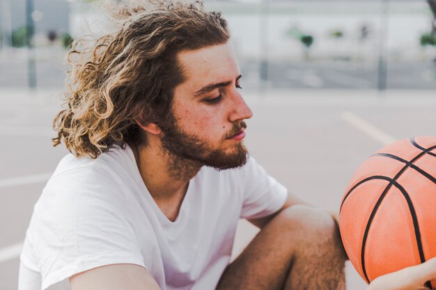 Vista lateral, de, um, homem jovem, com, basquetebol