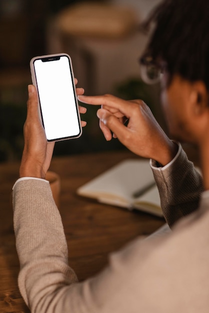 Foto grátis vista lateral de um homem usando smartphone moderno em casa