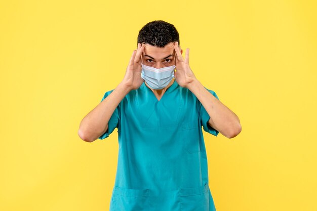 Vista lateral de um médico posando de máscara