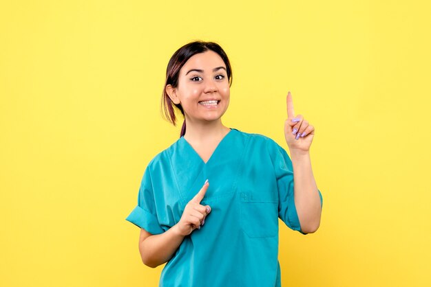 Vista lateral de um médico sorridente, médico promete ajudar os pacientes