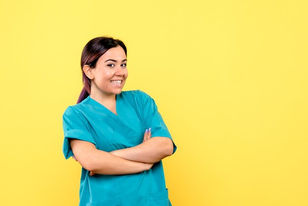 Vista lateral de um médico sorridente, um médico ajudou todos os pacientes