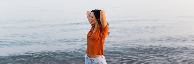 Foto grátis vista lateral de uma mulher despreocupada posando na praia