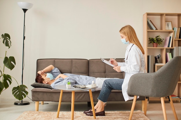 Vista lateral de uma mulher idosa com máscara médica em reabilitação ambiciosa