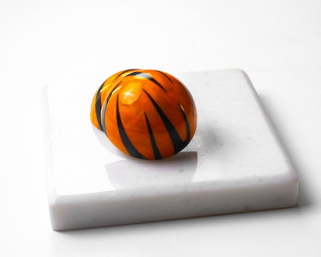 Vista lateral decorado tigre colorir doces de chocolate no carrinho branco