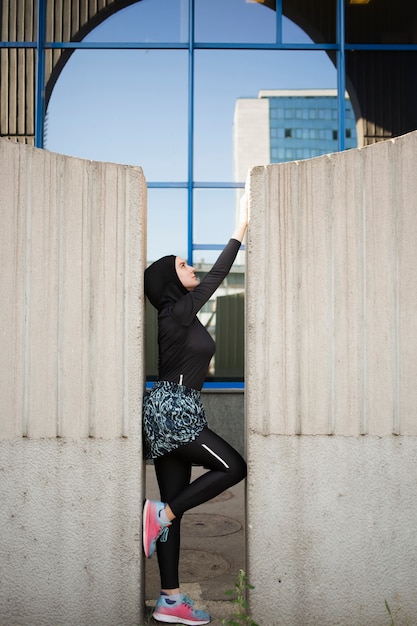 Vista lateral do atleta usando hijab