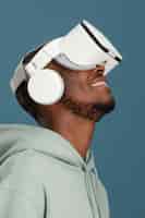 Foto grátis vista lateral do homem com fone de ouvido de realidade virtual