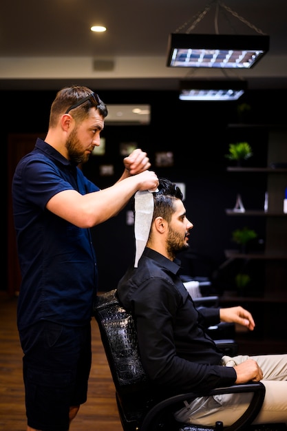 Foto grátis vista lateral do homem, recebendo um novo corte de cabelo