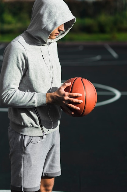 Foto grátis vista lateral do jogador de basquete profissional