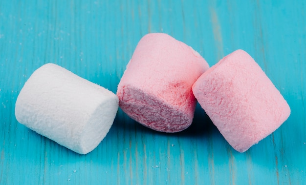 Vista lateral do marshmallow rosa e branco no azul