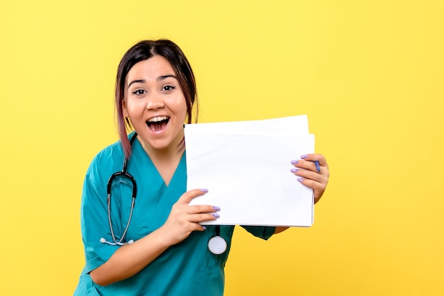 Foto grátis vista lateral do médico sorridente médico sabe como curar pacientes