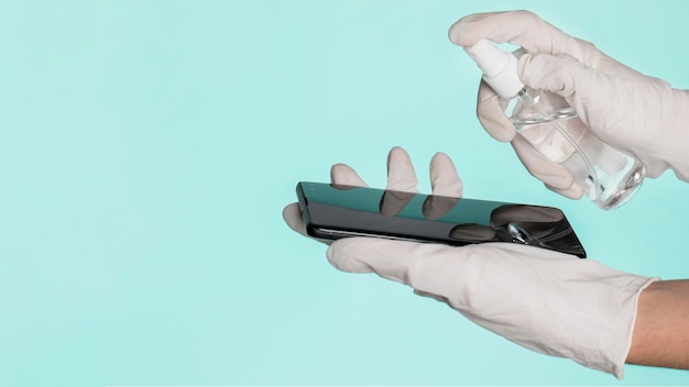 smartphone sendo desinfetado com espaço