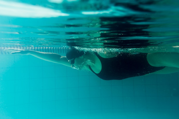 Vista lateral do treinamento de nadador olímpico
