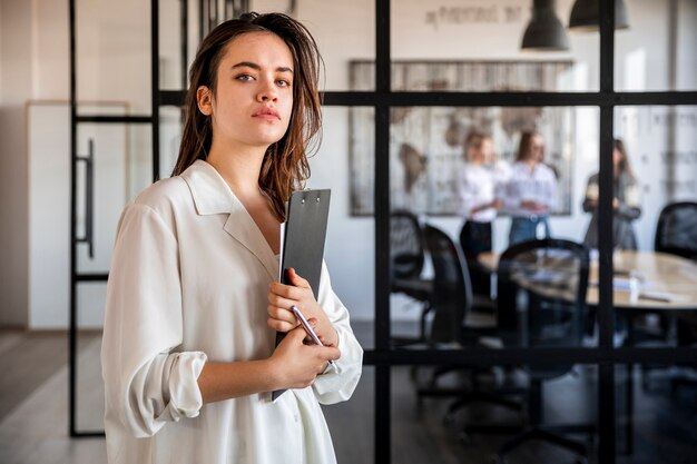 Vista lateral feminina corporativa no escritório