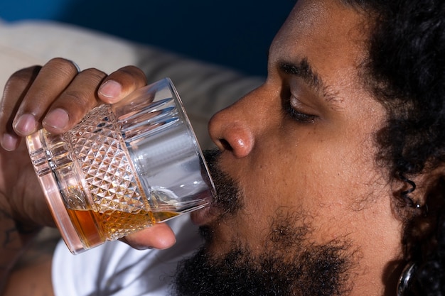 Vista lateral homem bebendo álcool