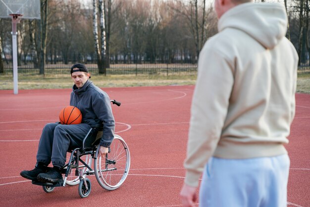 Vista lateral homem com deficiência com bola de basquete