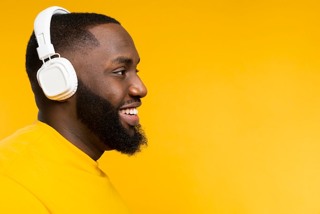 Vista lateral homem com fones de ouvido