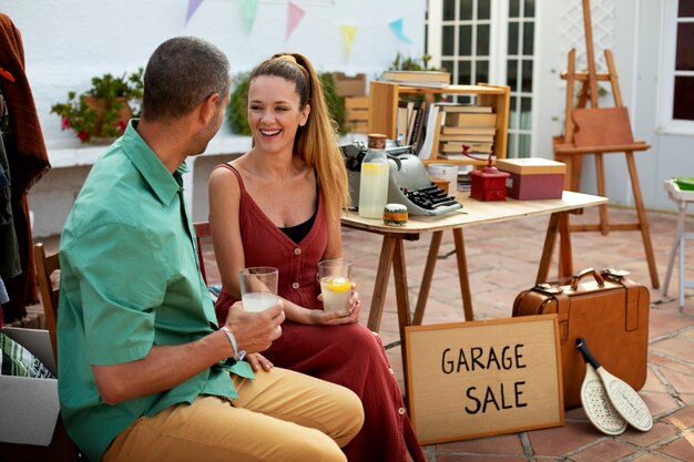 Vista lateral homem e mulher na venda de garagem