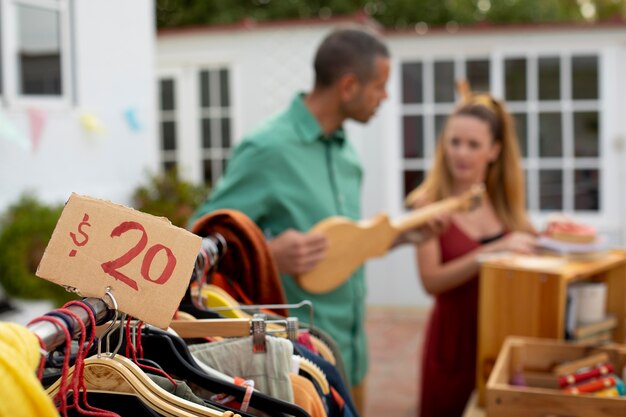 Vista lateral homem e mulher na venda de garagem