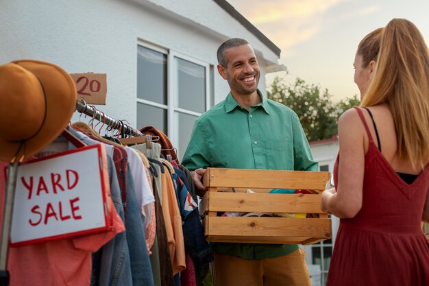 Vista lateral homem e mulher na venda de garagem