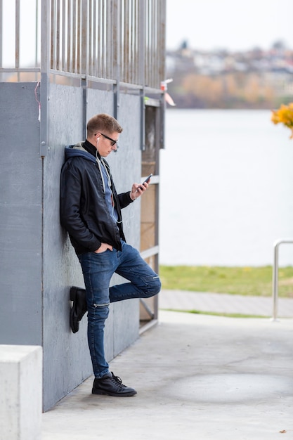 Vista lateral homem ouvindo música em fones de ouvido fora