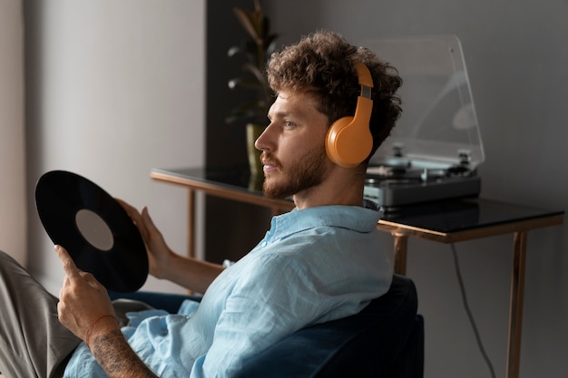 Foto grátis vista lateral homem ouvindo música