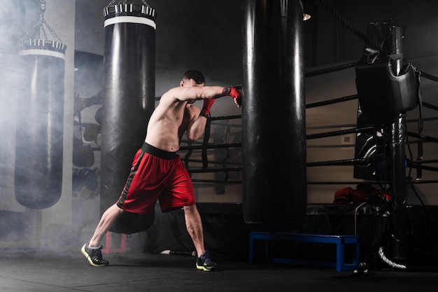 Vista lateral homem treinando para competição de boxe