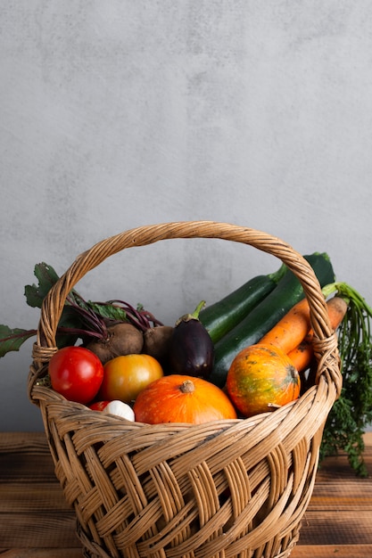 Vista lateral linda cesta cheia de legumes