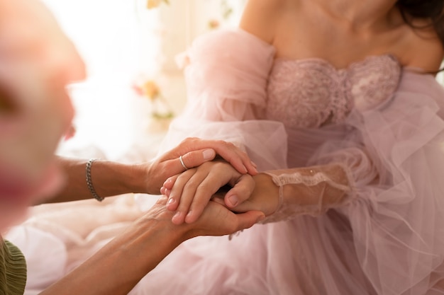 Foto grátis vista lateral mãe e filha na festa de quinceanera