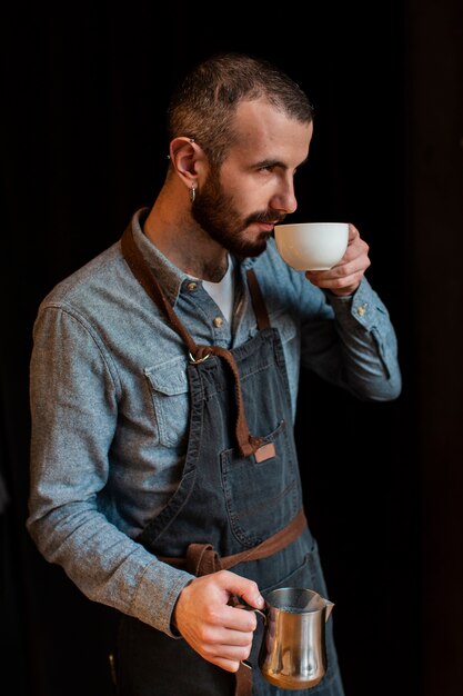 Vista lateral masculina fazendo café