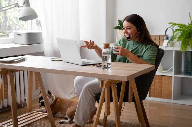 Foto grátis vista lateral mulher com laptop em casa