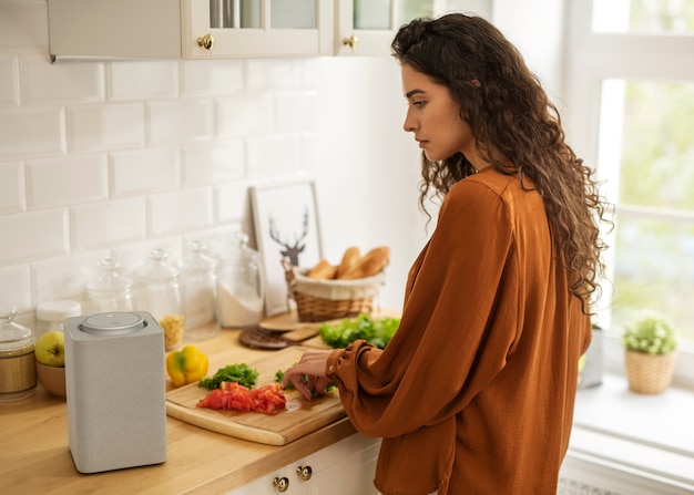 Foto grátis vista lateral mulher cozinhando em casa