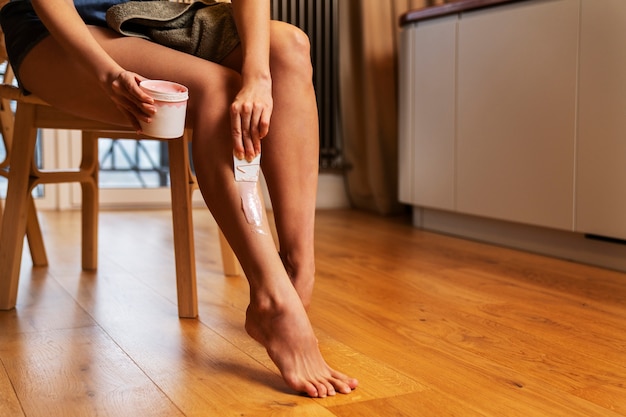 Foto grátis vista lateral mulher depilando a perna