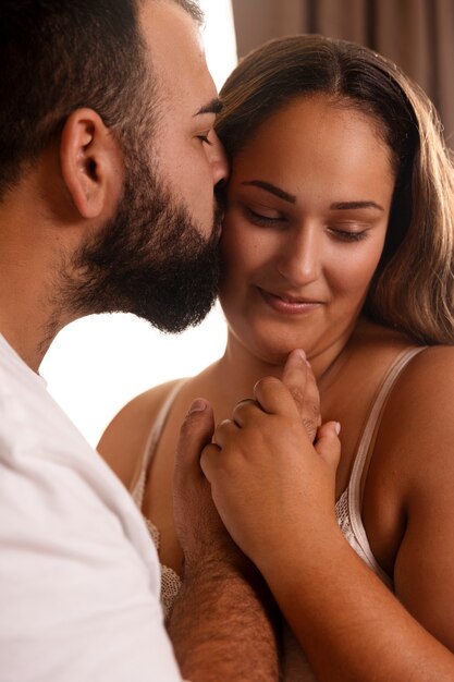 Vista lateral mulher e homem de mãos dadas