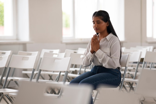 Foto grátis vista lateral mulher na igreja rezando