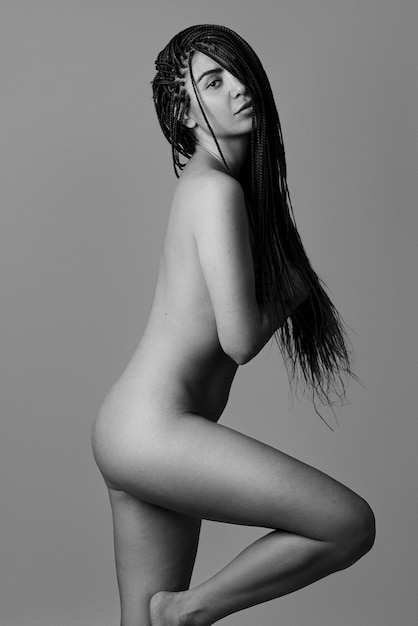 Foto grátis vista lateral mulher nua posando no estúdio